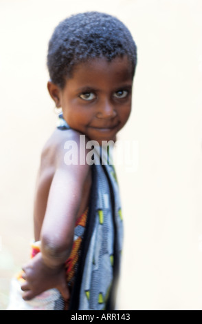 Afrika Kenia NACHWAHLEN stolz kenianische Mädchen gekleidet in traditionellen Kanga Tuch Stockfoto