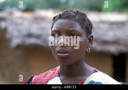 Afrika Kenia NACHWAHLEN junge kenianische Frau sprechen über ihr Engagement mit Heifer Projekt International und die Kuh erhalten Stockfoto