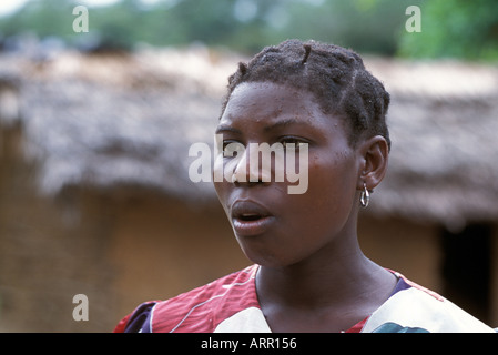 Afrika Kenia NACHWAHLEN junge kenianische Frau sprechen über ihr Engagement mit Heifer Projekt International und die Kuh erhalten Stockfoto