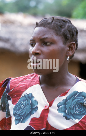 Afrika Kenia NACHWAHLEN junge kenianische Frau sprechen über ihr Engagement mit Heifer Projekt International und die Kuh erhalten Stockfoto