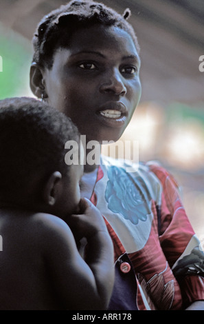 Afrika Kenia NACHWAHLEN junge kenianischen Mutter und baby Stockfoto