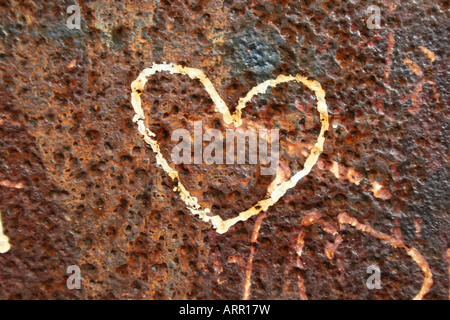 Herz-Graffiti auf Metalloberfläche Stockfoto