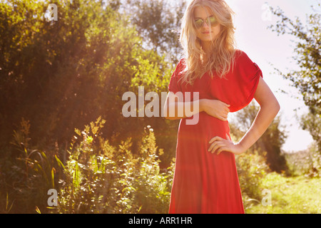 Junge Frau im roten Kleid Natur Stockfoto