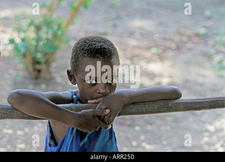 Afrika Kenia NACHWAHLEN kenianische Mädchen gekleidet in traditionellen Kanga Tuch Stockfoto