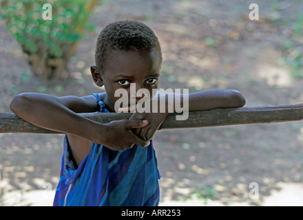 Afrika Kenia NACHWAHLEN kenianische Mädchen gekleidet in traditionellen Kanga Tuch Stockfoto