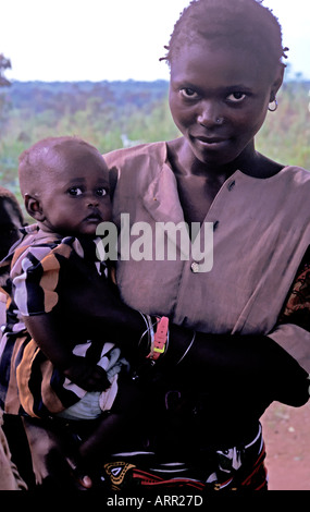 Afrika Kenia NACHWAHLEN stolze junge kenianischen Mutter mit ihrem baby Stockfoto