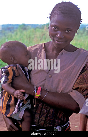 Afrika Kenia NACHWAHLEN stolze junge kenianischen Mutter mit ihrem baby Stockfoto