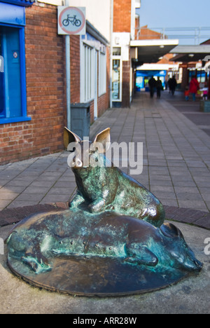 Die Schweine eine Skulptur von "Richard Cowdy" in Calne Wiltshire England UK EU reflektiert einen ehemaligen wichtigen Wirtschaftszweig in der Stadt Stockfoto