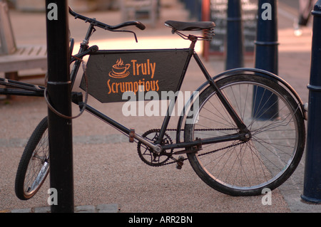 Alte Fahrräder außerhalb "Wirklich lecker" Café. Stockfoto