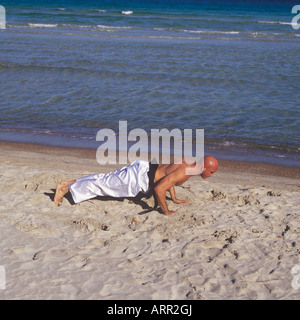 Professional-Tai-Chi und Kong Fu Lehrer Unternehmen Training am Strand in Mallorca, Balearen, Spanien. Stockfoto