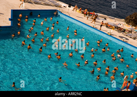 Menschen trainieren am Aquafit-Kurs am lido-Schwimmbad Funchal Madeira Portugal EU Europa Stockfoto