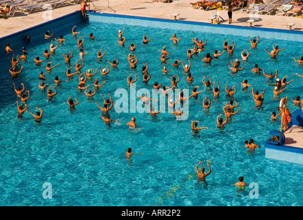 Schwimmer trainieren im Aquafit Schwimmunterricht im lido Schwimmbad Funchal Madeira Portugal EU Europa Stockfoto