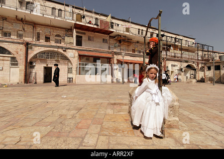 Israel Jerusalem Ultra-Orthodoxen jüdischen Kinder in Kostümen auf Purim Urlaub bei mir ein She Arim Quartal 2005 Stockfoto