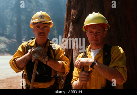 Zwei Feuerwehrleute California Ruhe während einer kontrollierten Verbrennung. Stockfoto