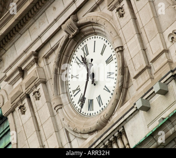 Nahaufnahme von der Uhr auf der Vorderseite des Hotel de Ville, auf Rue Notre-Dame in Vieux Montreal, Quebec, Kanada Stockfoto