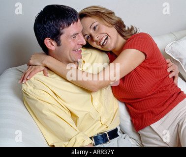 Junges Paar, umarmen Stockfoto