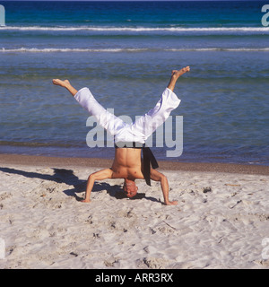 Professional-Tai-Chi und Kong Fu Lehrer Unternehmen Training am Strand in Mallorca, Balearen, Spanien. Stockfoto