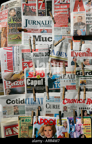 Nachrichten, dass Papiere Straße Rumänien Bukarest street Art und Weise Leben Arme kein Geld Obdachlose Land Erwachsenen Gewohnheiten Website Besetzung einkaufen Stockfoto