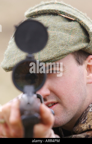 Ein Hirsch Stalker auf ein Ziel ausrichten Stockfoto