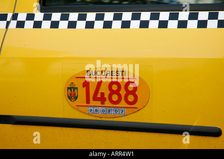 Taxi Fahrer gelbes Taxi Rad ÖPNV Passagier Straße Flaniermeile Bukarest Bukarest Rumänien Fassade hautnah Stockfoto