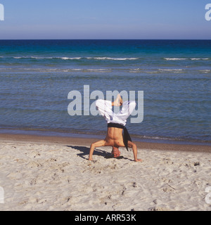 Professional-Tai-Chi und Kong Fu Lehrer Unternehmen Training am Strand in Mallorca, Balearen, Spanien. Stockfoto