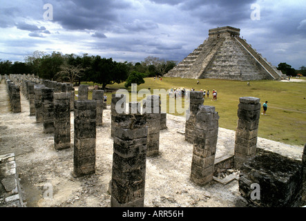 Mexico Chichen Itza eines der bekanntesten Sehenswürdigkeiten mit gut erhaltene und restaurierte Gebäude den berühmten Blick auf das Castillo Stockfoto