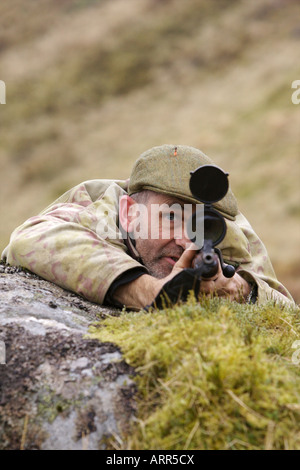 Offenen Hügel Hirsch Stalker auf ein Ziel ausrichten Stockfoto