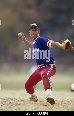 Junge Baseballspieler in Aktion Stockfoto