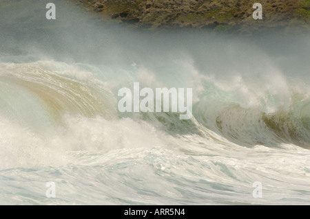 Ocean swell ab Oahu Ostufer Spritzen Nebel sich entlang der Küste im Sandy Beach Stockfoto