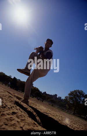 Silhouette des jungen in Aktion pitching Stockfoto