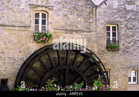 Windows Blumen und Wasserrad Bayeux Normandie Frankreich Europa Stockfoto