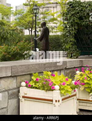 Bunte Blumen im Garten des Château Ramezay, Blick auf eine Statue von Jean Drapeau in Place Jacques Cartier, Montreal Stockfoto