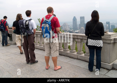 Touristen auf einer Aussichtsterrasse am Parc Mont Royal, Blick über die Skyline der Stadt von Montreal, Quebec, Kanada Stockfoto