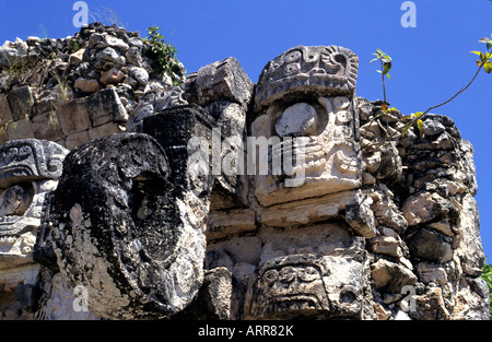 Detaillierten Schnitzereien der Götter auf Maya Ruinen in Mexiko Stockfoto