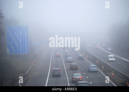 Autobahn M3 in Nebel, Virginia Water, Surrey, England, Vereinigtes Königreich Stockfoto