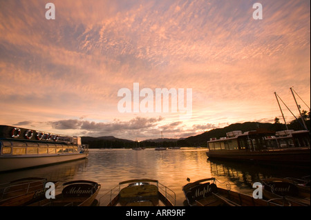 Sonnenuntergang über Lake Windermere an Waterhead, Ambleside, Lake District, Großbritannien Stockfoto