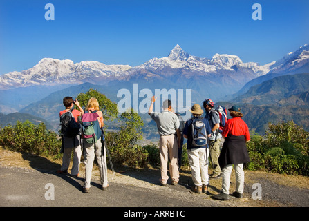 Trekkingtouristen gelehrt über Landschaft Natur von nepalesischen Guide Pokhara Sarangkot Outlook Machhapuchare Himalayan NEPAL Stockfoto