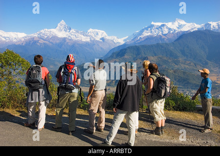 Trekkingtouristen gelehrt über Landschaft Natur von nepalesischen Guide Pokhara Sarangkot Outlook Machhapuchare Himalayan NEPAL Stockfoto