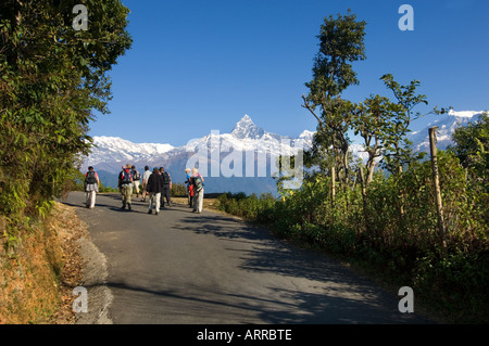 Trekkingtouristen gelehrt über Landschaft Natur von nepalesischen Guide Pokhara Sarangkot Outlook Machhapuchare Himalayan NEPAL Stockfoto