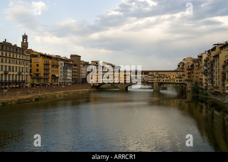 Florenz Toskana Italien der Ponte Vecchio über den Fluss Arno. Stockfoto
