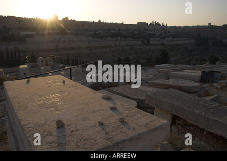 Israel Jerusalem Ölberg Friedhof jüdische Gräber mit Altstadt Backg Hintergrundbeleuchtung Ansicht mit Sonnenuntergang Stockfoto