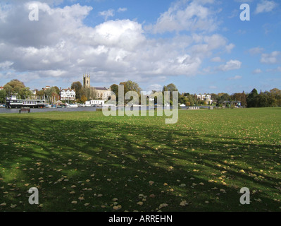 Neben der Themse bei Molesey Blick auf Str. Marys Kirche Hampton, Surrey, England, UK Stockfoto