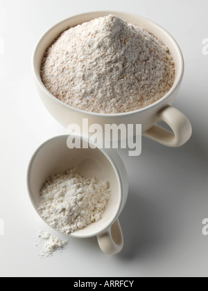 Vollkorn und weißes Mehl Zutaten auf einem weißen Hintergrund redaktionelle Essen Stockfoto