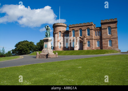 dh Inverness Castle INVERNESS INVERNESSSHIRE Scottish Flora MacDonalds Statue Sheriff Court Building scotland Highland castles macdonald Stockfoto