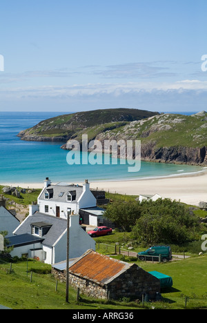 dh schottische ländliche Dorf Küste POLIN BAY STRAND SUTHERLAND SCHOTTLAND Cottages Tourismus Sommer weiß Cottage uk bagh ein Phollain Hochland Häuser Meer Stockfoto