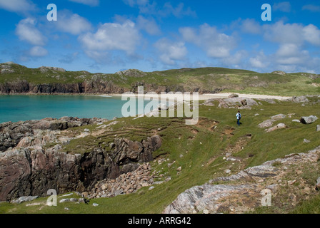 dh Bagh a Phollain POLIN BAY SUTHERLAND Wanderer White Sands Bay Nordwest-Sutherlandküste schottisches Hochland Land großbritannien Frau, die in schottland unterwegs ist Stockfoto