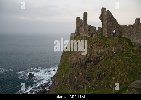 Dunluce sitzt auf einer Klippe. Stockfoto