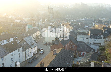 Frühen Morgennebel am Tavistock Devon entnommen die alte Eisenbahnviadukt über die Stadt Stockfoto