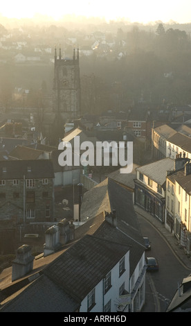 Frühen Morgennebel am Tavistock Devon entnommen die alte Eisenbahnviadukt über die Stadt Stockfoto