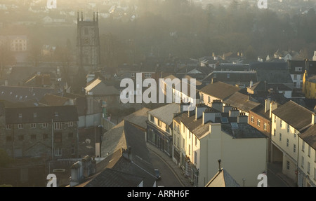 Frühen Morgennebel am Tavistock Devon entnommen die alte Eisenbahnviadukt über die Stadt Stockfoto